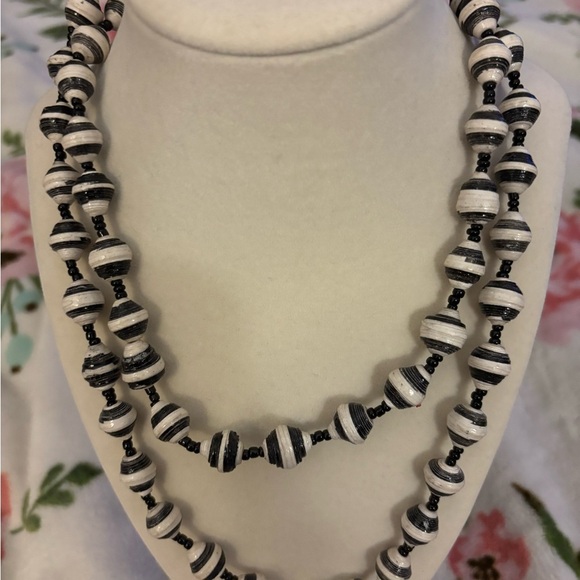 Stripe black/white beaded necklace 
No clasp - Picture 3 of 3